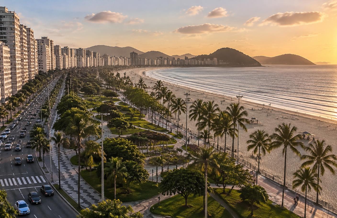 Orla de Santos com praia, jardins e avenida ao entardecer